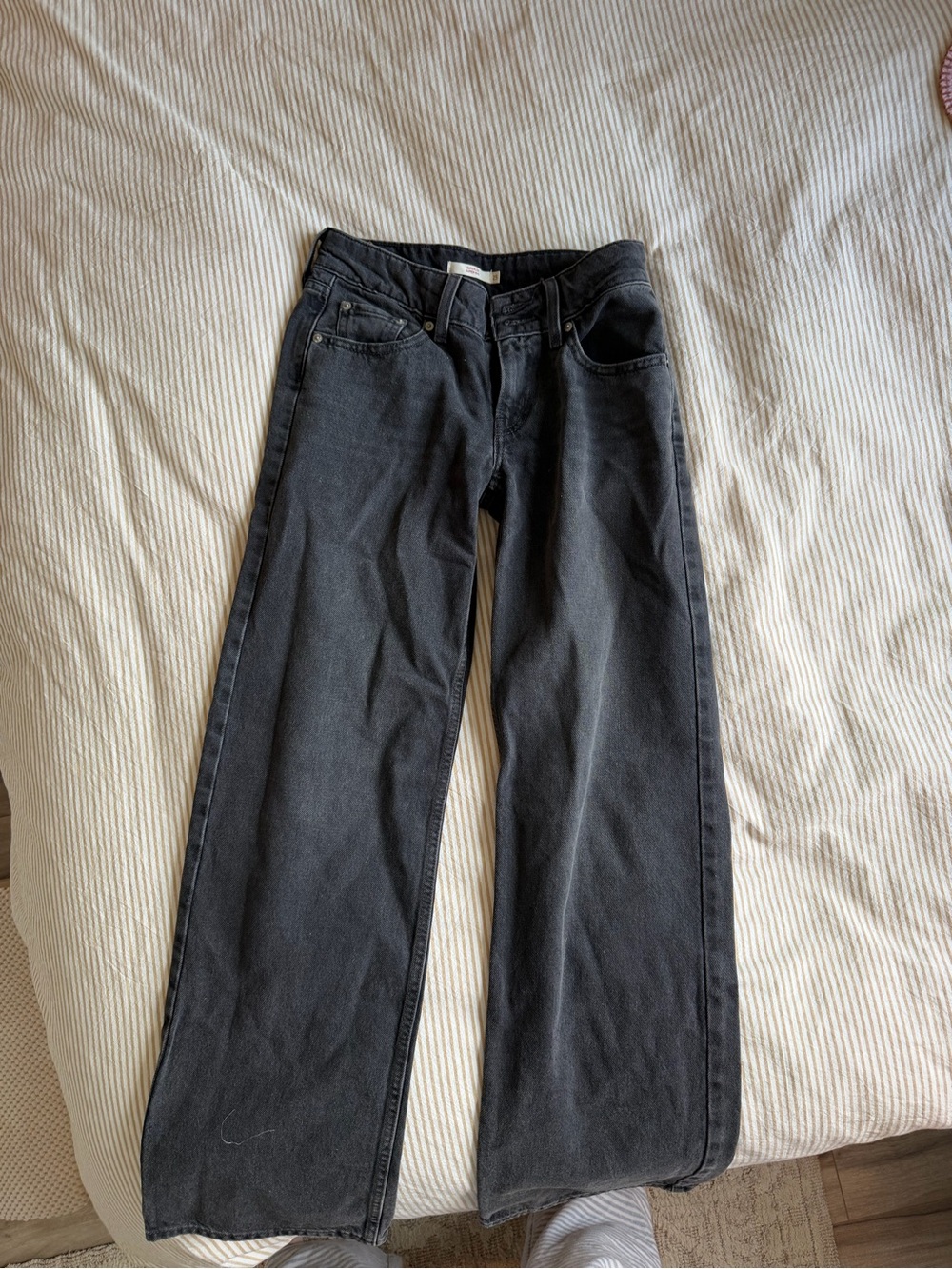 Aritzia Levi’s Women’s Black Straight-Leg Jeans